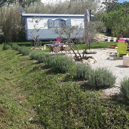 Hotel Roulotte Le Jas De Cigalon Maussane les Alpilles Exterior foto