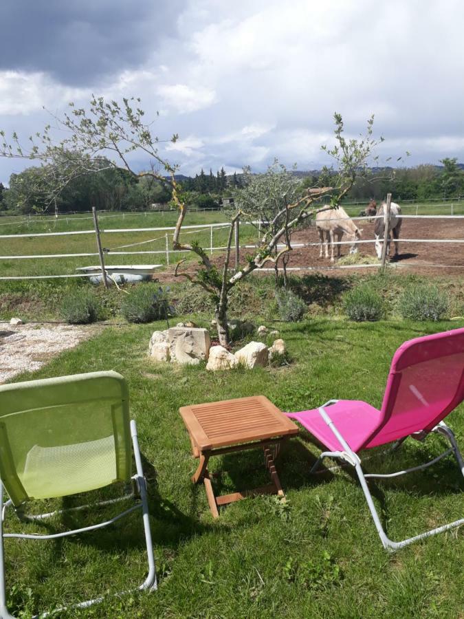 Hotel Roulotte Le Jas De Cigalon Maussane les Alpilles Exterior foto